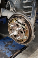Image of a car's wheel axis exposed